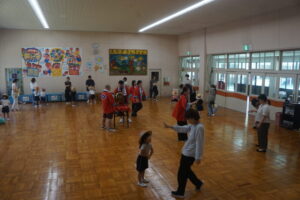 みんなで神宮幼稚園音頭とドラえもん音頭♪の様子