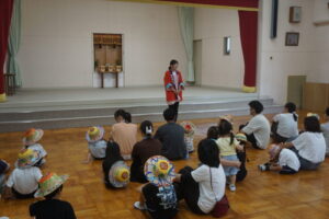 最後に園長先生のお話を聞いて楽しい夏祭りはおしまい♪の様子