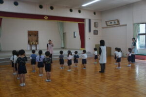 園長先生に夏休みの過ごし方のお話をして頂きました。そしてどんな時でも『笑顔』でいようねとお約束をしました。の様子