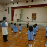 神拝をして、園長先生のお話を聞きました。夏休みのお約束はしっかり守れたかな？の様子