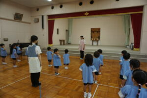 神拝をして、園長先生のお話を聞きました。夏休みのお約束はしっかり守れたかな？の様子