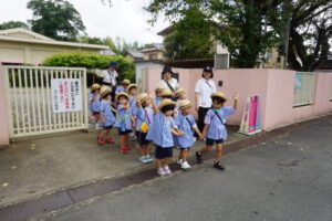 交通安全の約束をしてからしっかり手を挙げて渡ります！の様子