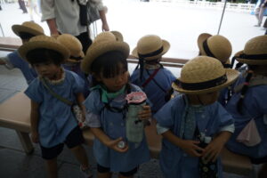 水分補給も忘れずに！「美味しい～」の様子