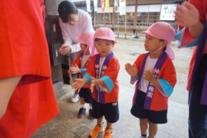 うさぎ組さんは手拍子で盛り上げます👏の様子