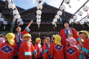 本日、内宮様へ参拝に行く途中に子ども達が作ったちょうちんを見ました♪の様子