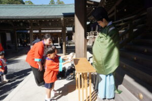 内宮神楽殿にてみんなで育てたお初穂を神職さんにお届けしました。の様子