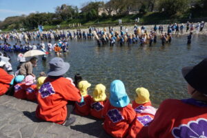 帰りは川曳きを見て、みんなで「エンヤ！」と応援しました。の様子