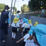 みんなで手を繋いで公民館に向かいます!の様子