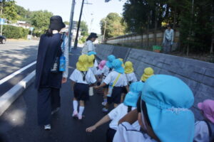 みんなで手を繋いで公民館に向かいます！の様子
