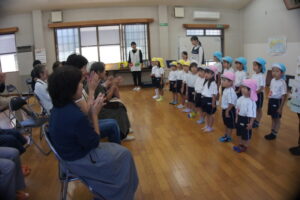 『とんぼのめがね』との様子