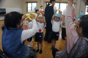 おじいちゃん、おばあちゃんから折り紙のプレゼントをいただいたりの様子