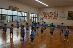 お姉さん先生に教えてもらい、一緒に踊りました✨の様子