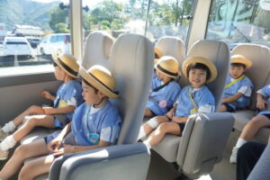 バスに乗って出発です！運転手さん、よろしくお願いします。の様子