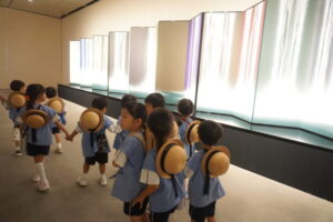 凄い迫力に子ども達も興味津々♪の様子