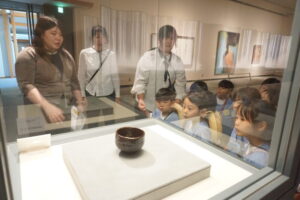 学芸員さんに教えていただきながらたくさんの展示物を見ました。の様子