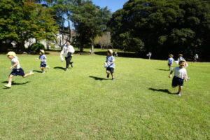 みんで走ったり、どんぐりを集めたりしながら一緒に遊びました！高倉山幼稚園のお友だち、ありがとうございました！の様子