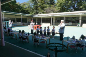 幼稚園に帰ったあとは、みんなでお給食！とっても良い天気だったので今日は特別に中庭で食べました。の様子