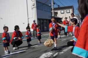 高倉山幼稚園のお友達の木遣りで初穂曳きが始まりました！の様子