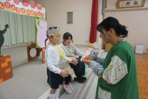 園長先生からプレゼントをいただきました。の様子