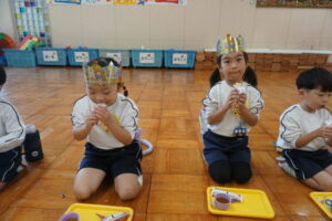 お楽しみのおやつ！ほんのりさつまいも味、美味しいね♪の様子