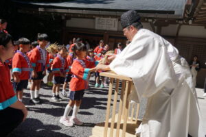 外宮神楽殿にて神職さんにお渡しをし、神様にお供えをお願い致しましたの様子