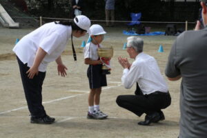 小宮司様から優勝トロフィーをいただきました。の様子